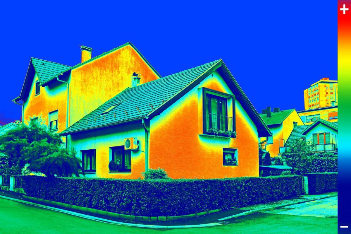 W kamerze termowizyjnej specjalna technika tworzy obraz zamieniając fale cieplne na grafikę. Zdjęcia pokazują badany fragment architektoniczny w barwnych plamach.