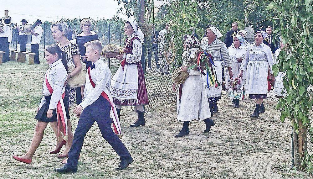 Przemarsz korowodu dożynkowego.<br/>fot.Agnieszka Chomyszyn