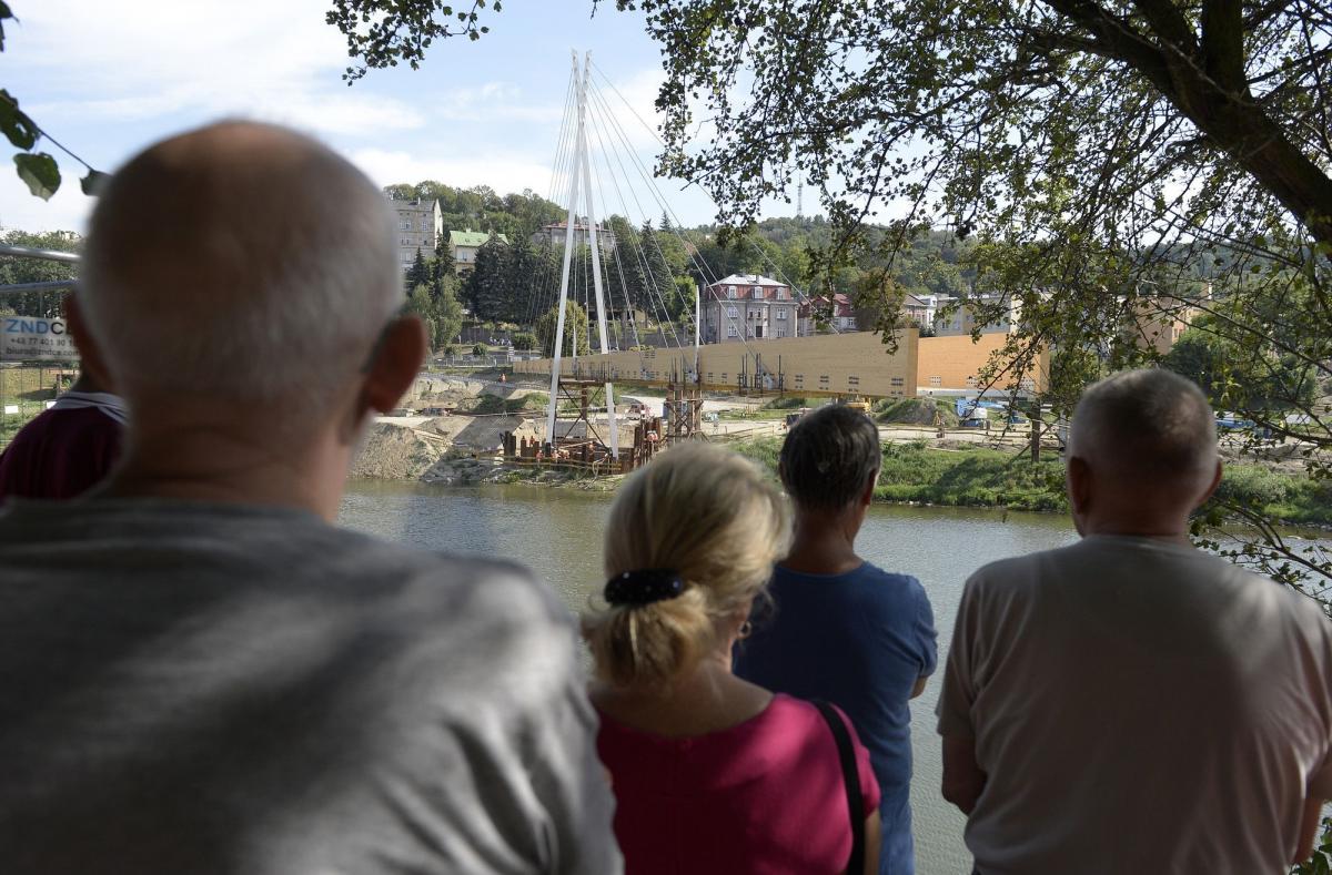 Obrót kładki obserwowały tłumy mieszkańców. Wielu z nich wciąż pozostaje na deptaku i przygląda się dobiegającej końca operacji.<br/>fot.zbiory własne