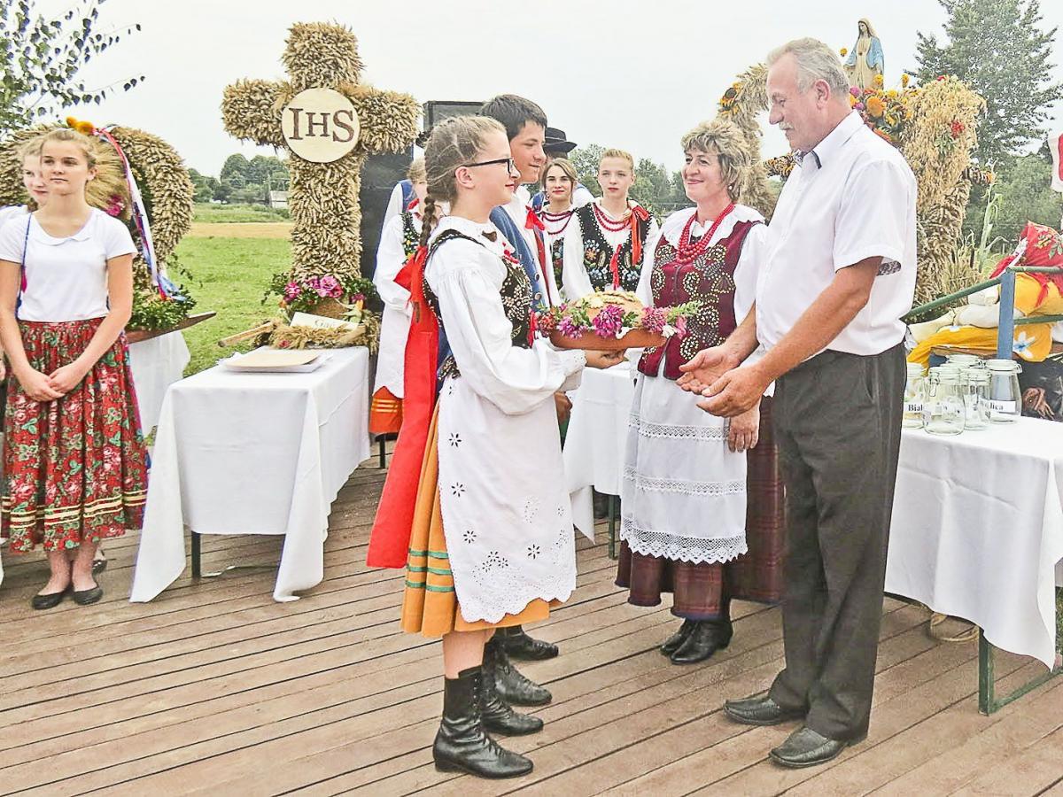 Wieńczarze przekazali starostom dożynkowym bochny chleba.<br/>fot.Barbara Chmura