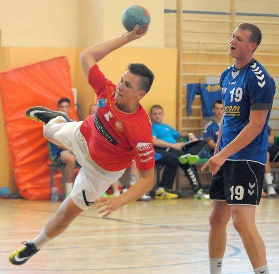 Junior Paweł Kubik (z piłką) nie będzie miło wspominać starcia z PGE Stalą, w którym doznał kontuzji kolana.<br/>fot.Łukasz Delmanowicz