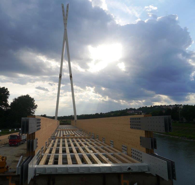 Aby obiekt znalazł się nad wodą, po podwieszeniu pomostu, wykonany zostanie obrót kładki o 90 stopni. <br/>fot.Skanska