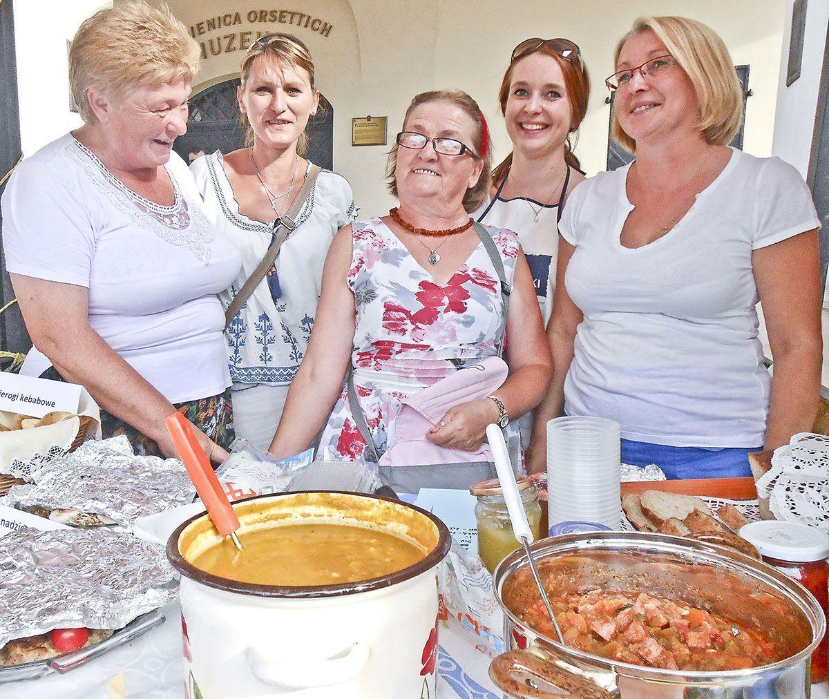 Gospodynie wiejskie z Piasków zachęcały do próbowania swoich potraw.<br/>fot.Bogusława Pajda