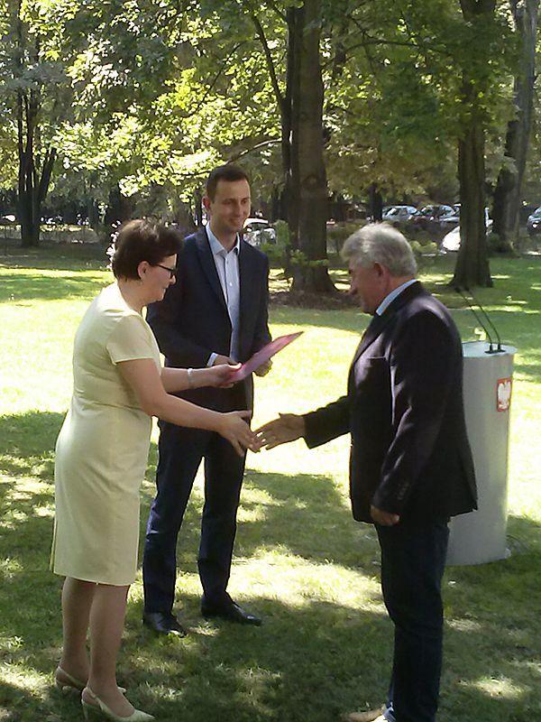 5 sierpnia burmistrz Pruchnika Wacław Szkoła odebrał promesę z rąk premier Ewy Kopacz.<br/>fot.UG Pruchnik