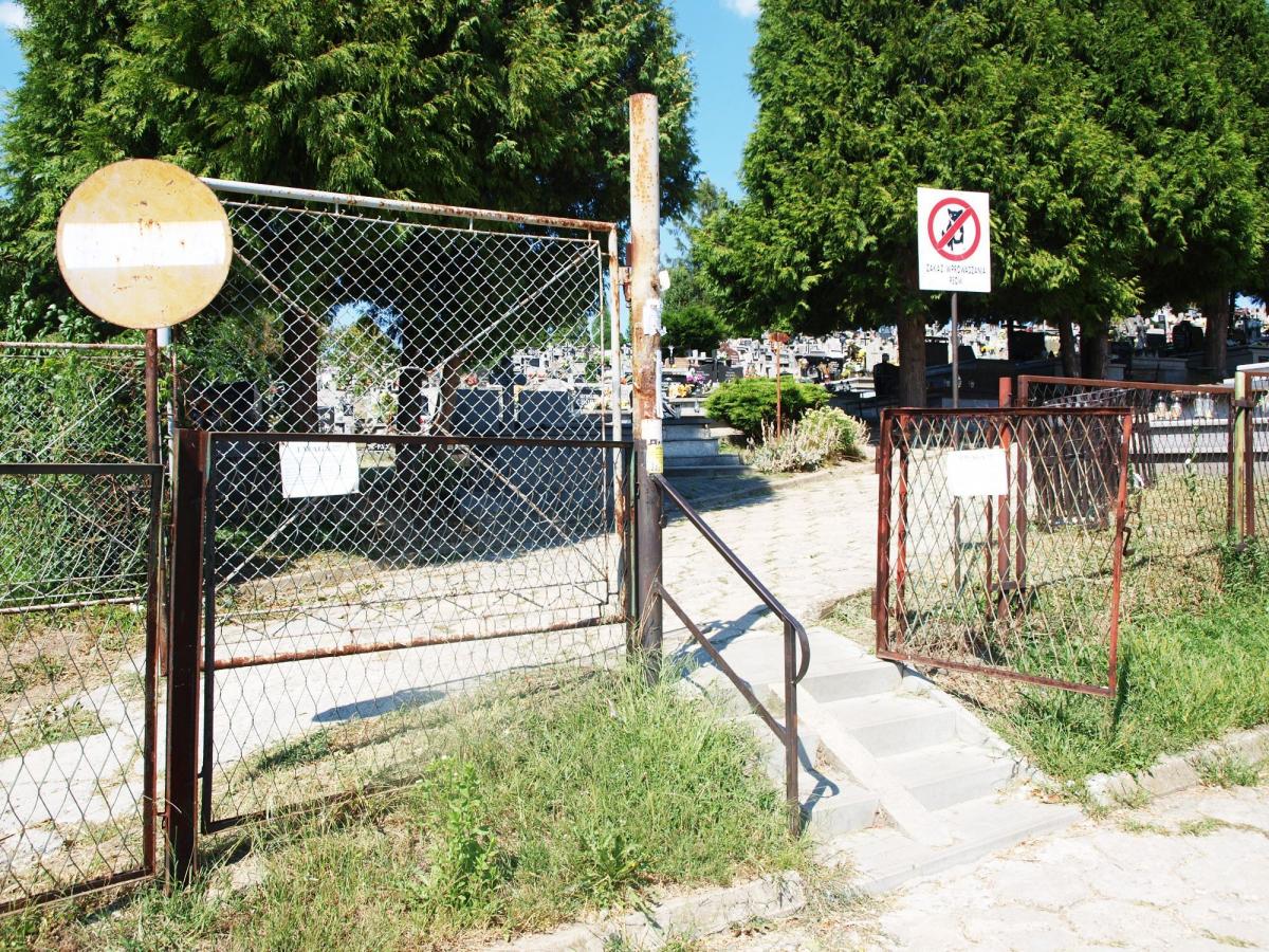Brama wejściowa tuż obok parkingu jest zamykana i jedynym wejściem jest wąska furtka z czterema schodkami, bez jakiegokolwiek podjazdu.<br/>fot.Mariusz Godos