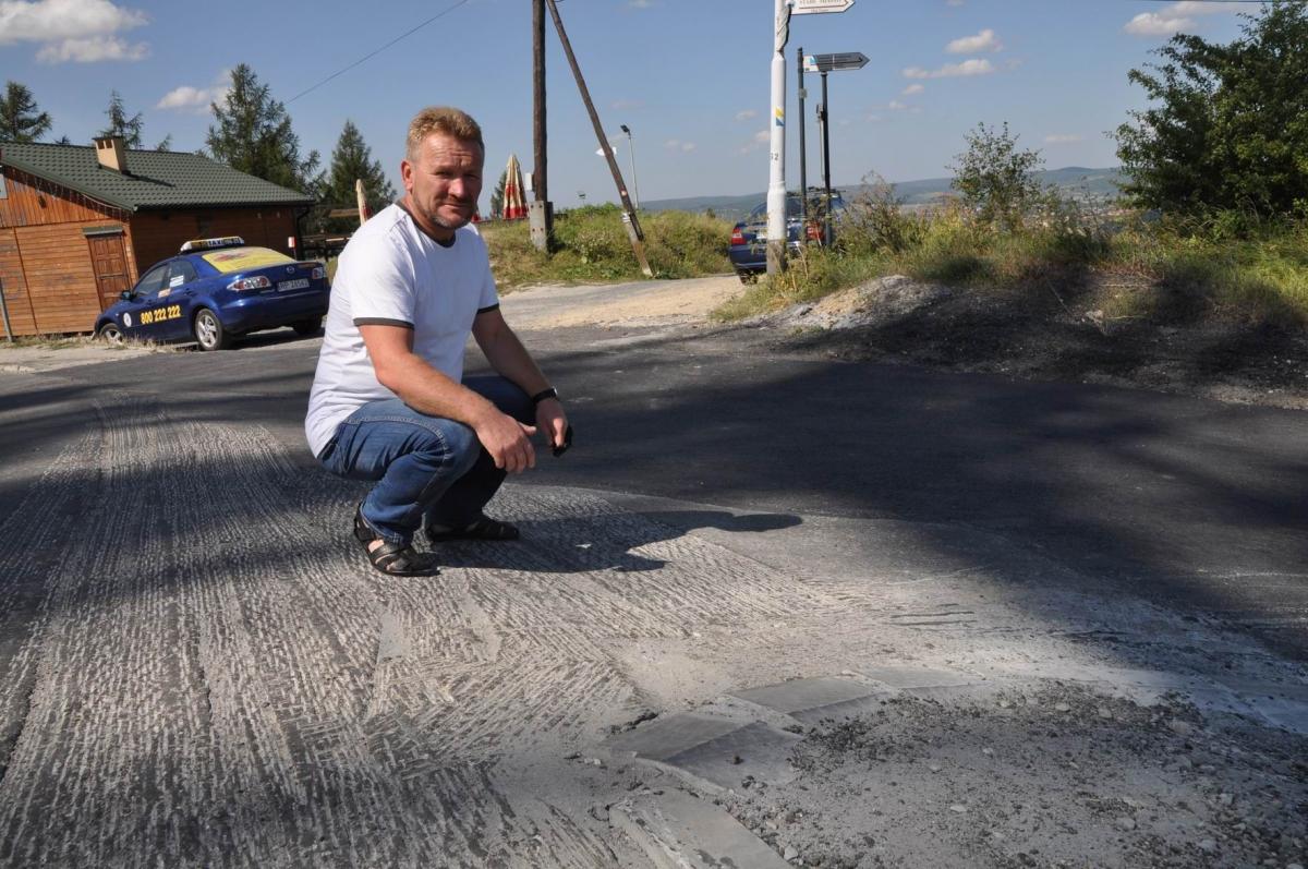 – Wreszcie zjazd w ul. Tatarską jest zrobiony jak należy – mówi Henryk Hawryś, przewodniczący zarządu osiedla „Przemysława”. <br/>fot.Paweł Bugira