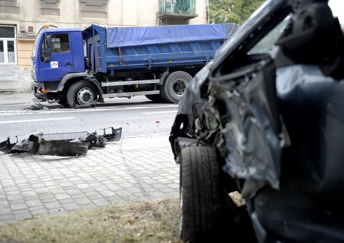 Policjanci ustalają kto ponosi winę za zdarzenie.<br/>fot.zbiory własne