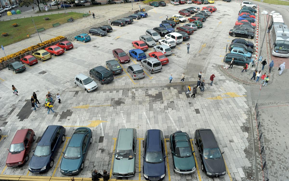 Przemyska Kongregacja Kupiecka proponuje zwolnienie z opłaty parkingowej osób, które parkując na Rybim Placu przedstawią paragon ze sklepu, restauracji lub punktu usługowego zlokalizowanych na starówce.<br/>fot.zbiory własne