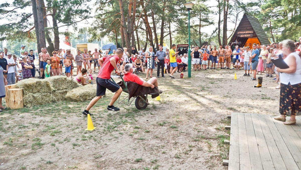 Slalom taczkami z sołtysem na pokładzie – to tylko jedna z wielu konkurencji, z którymi musiały się zmagać drużyny biorące udział w turnieju. Wszystkiemu bacznie przyglądali się licznie zgromadzona publiczność oraz członkowie komisji oceniającej. 