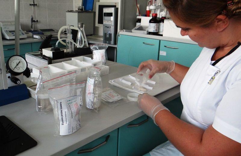 W laboratorium Izby Celnej w Przemyślu stwierdzono, że substancja z Chin to groźny dla zdrowia i życia dopalacz. <br/>fot.Izba Celna w Przemyślu