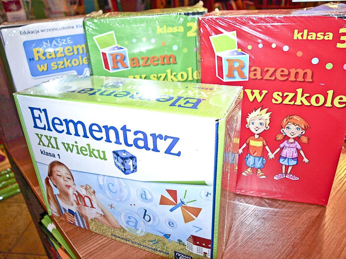 Jak co roku ceny podręczników szkolnych to koszt rzędu kilkuset złotych. Rządowa pomoc w ramach akcji „Wyprawka szkolna” nieco odciąża portfele rodziców.