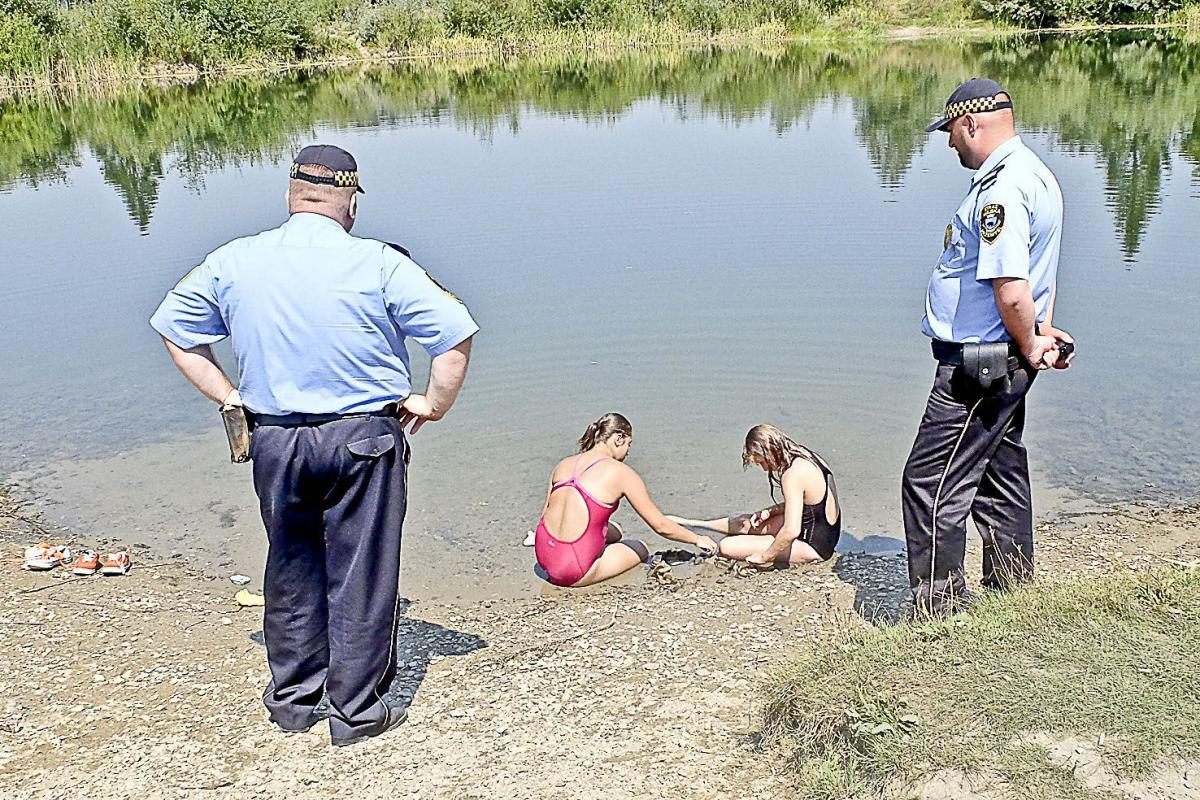 – Pouczamy i ostrzegamy, czym grozi kąpiel w miejscu niedozwolonym – mówią strażnicy.
