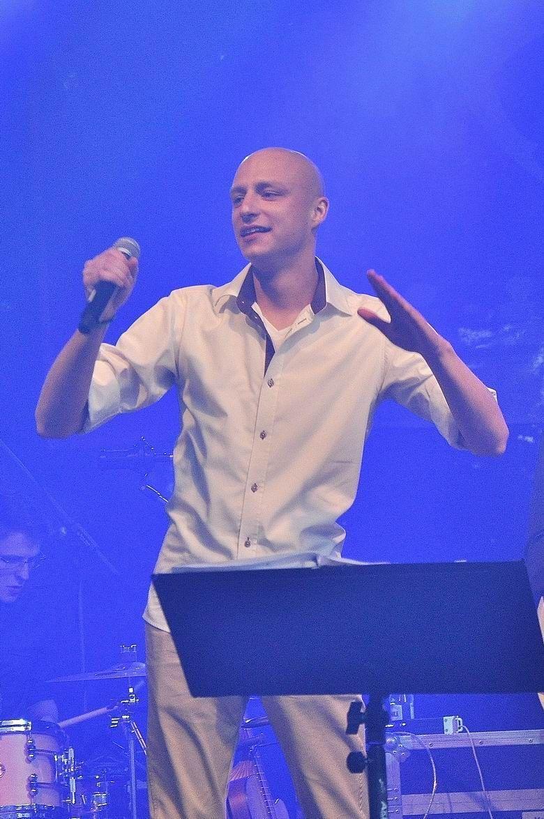 Jakub Kryczyński (1989 – 2015) podczas koncertu Twojego Nieba z okazji 5-lecia istnienia zespołu w czerwcu 2014 r. Już wtedy zmagał się z chorobą.<br/>fot.Paweł Bugira