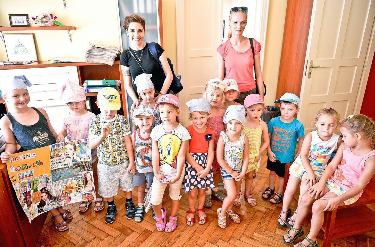 Mali odkrywcy z przedszkola „Kraina Odkrywców” w naszych progach. Na zdjęciu z opiekunkami Izabelą Kartasińską i Małgorzatą Depko.<br/>fot.zbiory własne