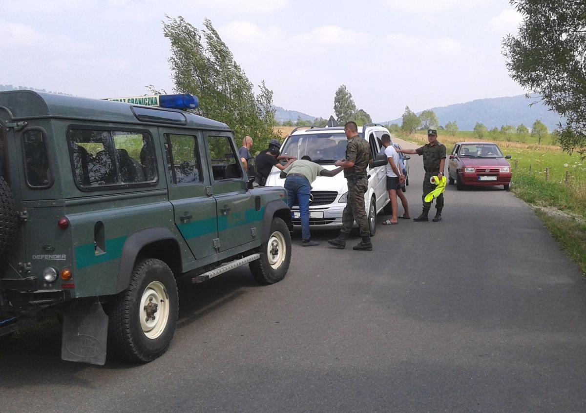 Nielegalnych imigrantów ujęto w Bieszczadach. Po wykonaniu czynności zostali przekazani na Ukrainę.