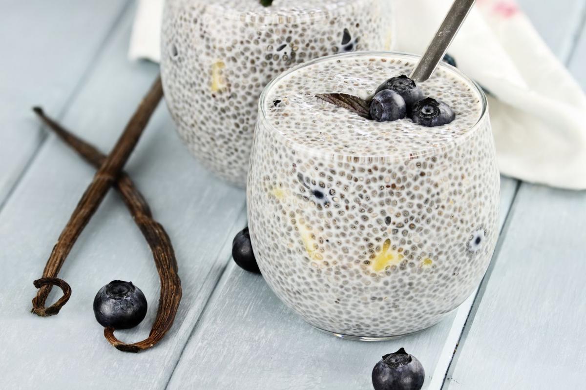 Nasiona chia, pozyskiwane z szałwii hiszpańskiej zawierają więcej kwasów omega 3, niż uchodzący za ich skarbnicę łosoś norweski. Na zdjęciu pudding z nasion chia - pyszny sposób na wprowadzenie ich do codziennej diety!