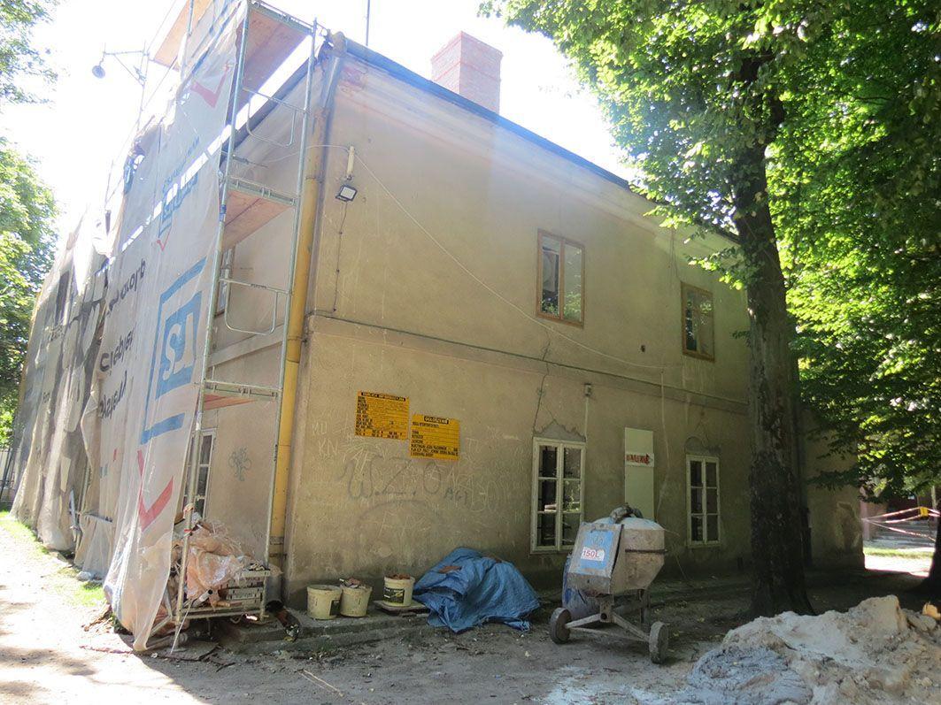Remont połowy dachu oficyny będzie kosztował ponad 80 tys. zł.