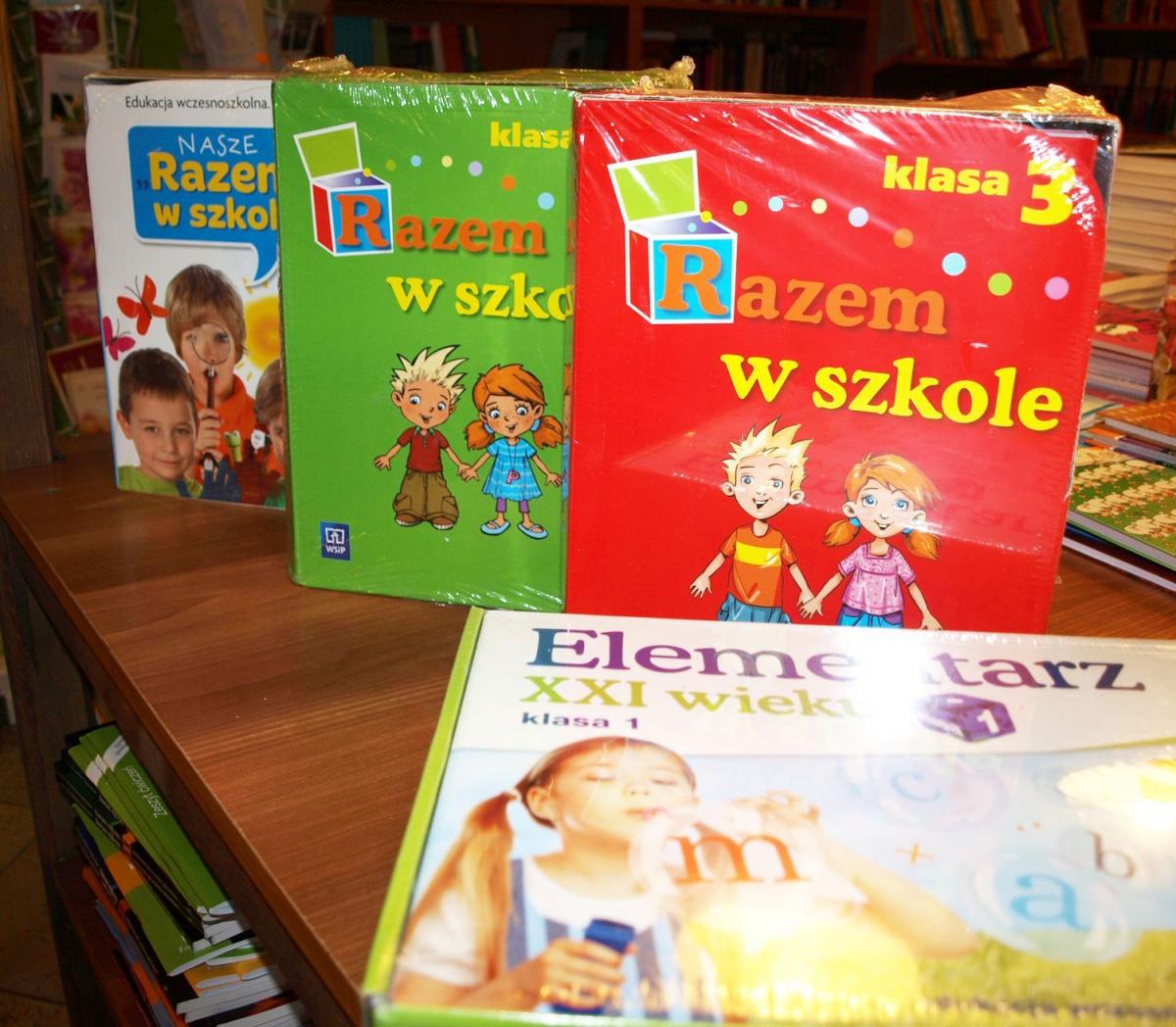 Jak co roku ceny podręczników szkolnych to koszt rzędu kilkuset złotych. Rządowa pomoc w ramach akcji „Wyprawka szkolna” nieco odciąża portfele rodziców.<br/>fot.Mariusz Godos
