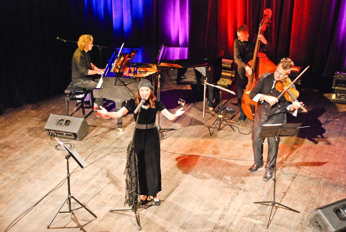 Marta Bozoń swój recital skomponowała z najbardziej znanych i lubianych pozycji muzyki klezmerskiej przeplatanych dowcipami z kategorii „Przychodzi Szmul do Aarona ...”<br/>fot.Adam Erd