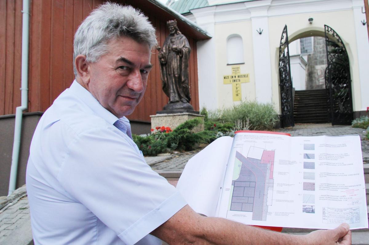 Burmistrz Pruchnika Wacław Szkoła pokazuje, jak po rewitalizacji będzie wyglądała główna ulica prowadząca do kościoła. 