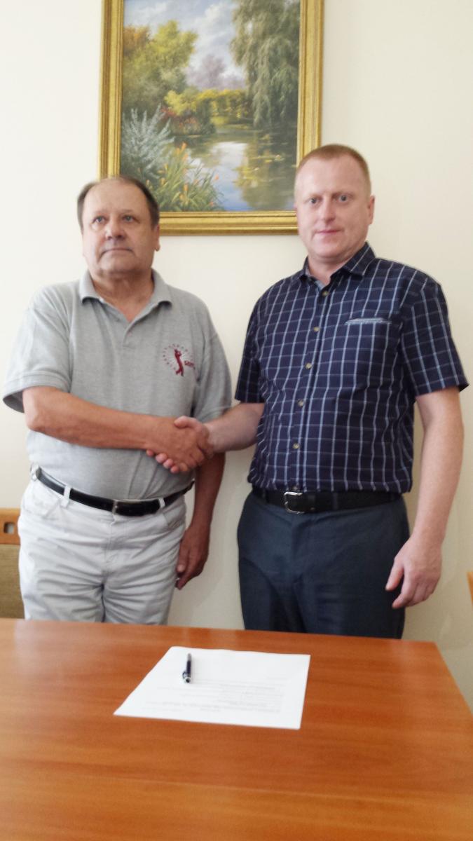 Jan Wygnaniec i Stanisław Słota podczas podpisania „Programu Aktywizacji i Integracji”. <br/>fot.Piotr Kufel