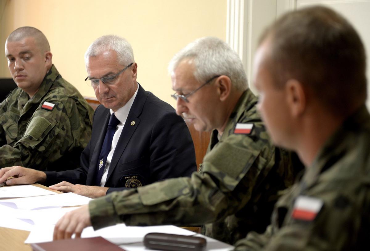 W piątek, 14 bm. prezydent Robert Choma (drugi z lewej) podpisał umowę z Tadeuszem Miką (drugi z prawej), dowódcą Podkarpackiego Plutonu Obrony Terytorialnej.<br/>fot.zbiory własne