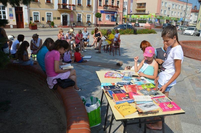 6 sierpnia na lubaczowskim Rynku znalazła się książka dla każdego.<br/>fot.MBP Lubaczów
