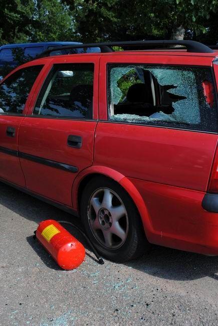 Jeżeli funkcjonariusze stwierdzą, że dłuższe pozostawanie psa w aucie zagraża jego życiu, mają prawo użyć wszelkich środków umożliwiających wydostanie go z pojazdu – włącznie z wybiciem szyby. <br/>fot.archiwum
