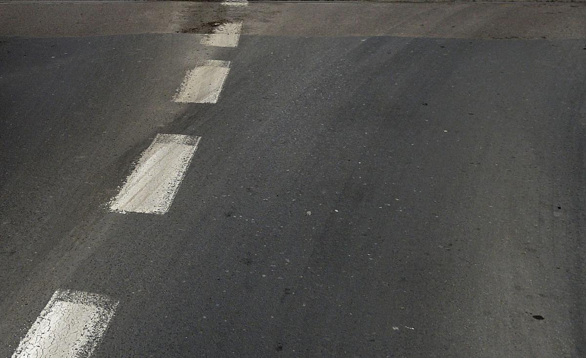 Zmotoryzowani i piesi już mogą korzystać z przebudowanej drogi.<br/>fot.zbiory własne