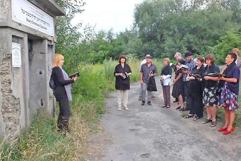 Pod cmentarną bramą Lamentacje czyta Grażyna Niezgoda.<br/>fot.Jacek Szwic