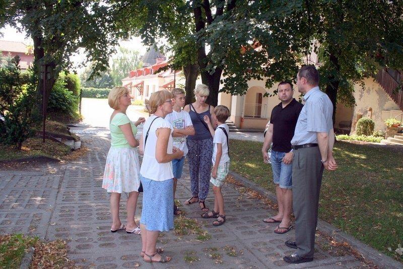 Rodzina z Warszawy razem z pracownikami MOK Andrzejem Zgryzniakiem i Janiną Suchożak w Opactwie Benedyktyńskim w Jarosławiu.<br/>fot.MOK Jarosław