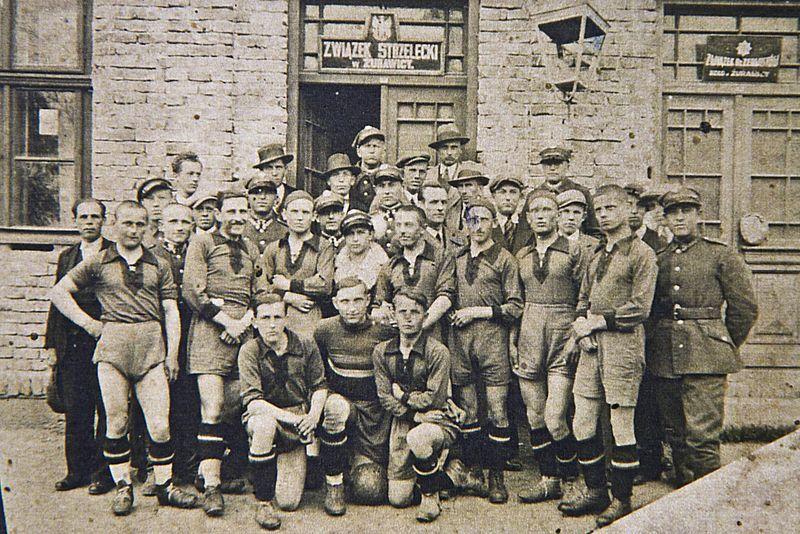 Ze zbiorów Ryszarda Michalskiego – Zawodnicy i działacze klubu Żurawianka. Fotografia z lat drtugiej połowy lat trzydziestych