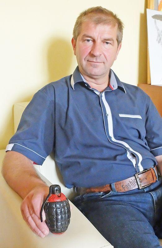 Chabko pokazuje drewniany granat, o którym opowiadała jego babcia.<br/>fot.Jacek Szwic