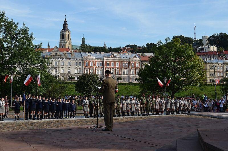Uroczystości na placu Orląt Przemyskich. Punktualnie o 17.00 zawyły syreny alarmowe, dla upamiętnienia godziny „W”. <br/>fot.Aleksandra Białoń