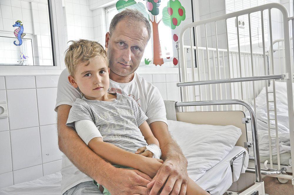 Sześcioletni Igor został pogryziony przez agresywnego psa. Teraz wraca do zdrowia. <br/>fot.Paweł Bugira