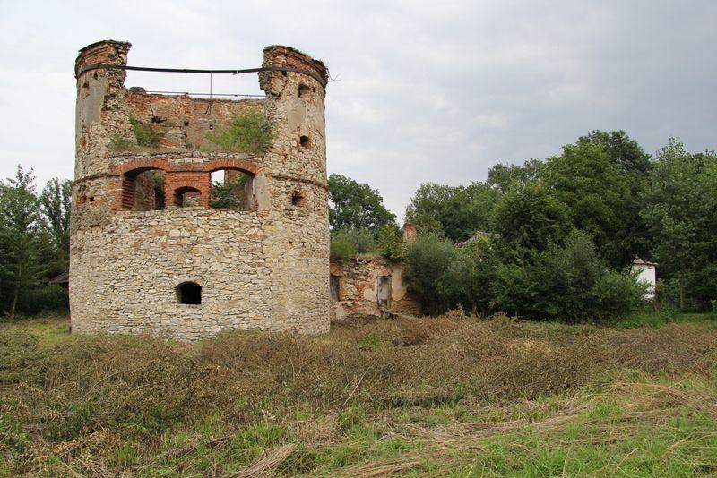 Teren wokół ruin został już wysprzątany.<br/>fot.Roman Kijanka