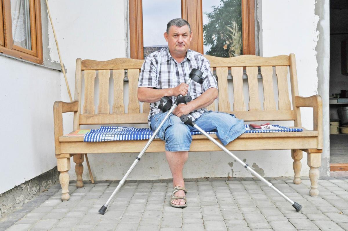 Obecnie Marian Horodko musi korzystać z kul. Jeśli uzbiera potrzebną kwotę, za kilka miesięcy będzie mógł założyć protezę.<br/>fot.Paweł Bugira
