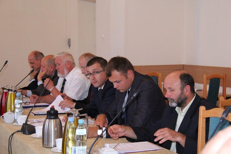 Radni z PSL nie tylko siedzą obok R. Ryznara (drugi od prawej), mają też zbliżone zdanie w sprawie określenia przyszłości szpitala.<br/>fot.Roman Kijanka