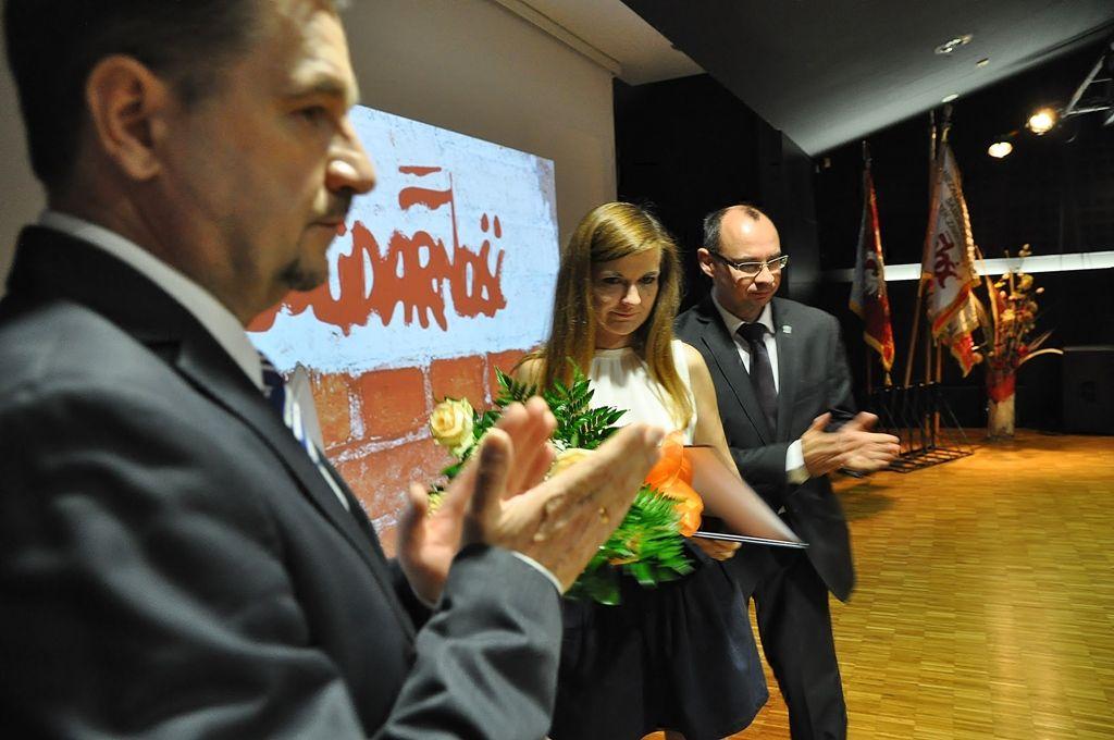 Najbardziej wzruszający moment uroczystości. Justyna Buczek odbiera wyróżnienie Zasłużony dla NSZZ „Solidarność”, nadane pośmiertnie jej ojcu Andrzejowi Buczkowi. <br/>fot.Paweł Bugira