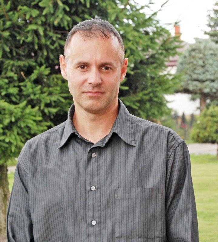 Dobrosław Kryczało, prezes Stowarzyszenia „Ojczyzna”, przekonuje jak bardzo elementy odblaskowe poprawiają bezpieczeństwo pieszych.<br/>fot.Izabela Plęs