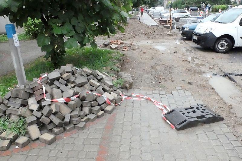 Ulica Rogozińskiego. Chodnikiem po lewej stronie wcale nie da się przejść.<br/>fot.Jacek Szwic
