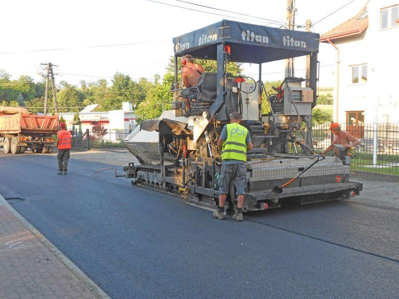 Pracujący w pocie czoła robotnicy.”<br/>fot.Bogusława Pajda