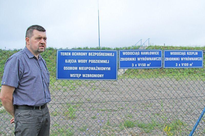 Piotr Czaja przy zbiornikach na wzgórzu między Pruchnikiem a Jadłówką. Tu łączą się dwa wodociągi. <br/>fot.Roman Kijanka