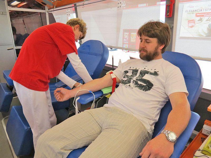 Dawcy wiedzą, że kilka minut poboru krwi może uratować czyjeś życie.<br/>fot.Barbara Chmura