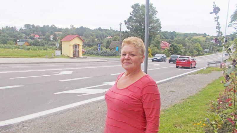 Teresa Bosak, mieszanka Nienadowej, na tle skrzyżowania.<br/>fot.Ewelina Grzegorzak