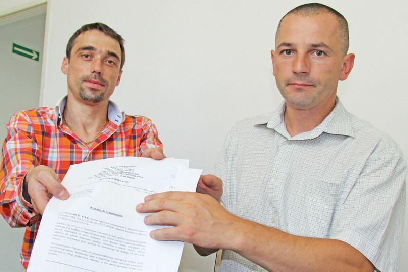 Kamil Korzeniec (po lewej) i Mirosław Kubacha zapowiadają, że mimo pojawiających się pogróżek, sprawę zakończą. – Jeśli trzeba, wyślemy kolejne wezwania o wydanie mienia – zapewniają.<br/>fot.Roman Kijanka