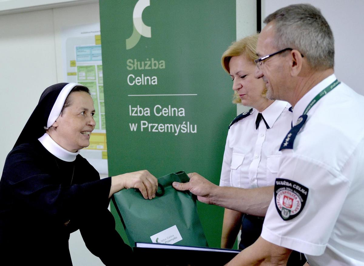 Odzież od celników trafiła, m.in. do Katolickiej Świetlicy Profilaktyczno – Wychowawczej „Oratorium” prowadzonej przez Zgromadzenie Sióstr Św. Michała Archanioła w Przemyślu. W imieniu placówki odebrała ją siostra Dawida Ryll. Od prawej: Stefan Ożga, naczelnik Wydziału Likwidacji Towarów Izby Celnej