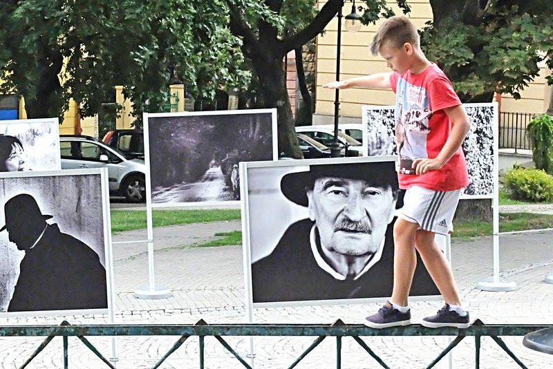 Mistrz absurdu na przemyskim Rynku.<br/>fot.Jacek Szwic