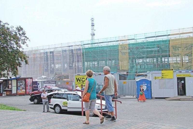 Z jarosławskiego dworca pozostał szkielet. Kolej zapewnia, że jeszcze w tym roku zakończy modernizację.<br/>fot.Roman Kijanka