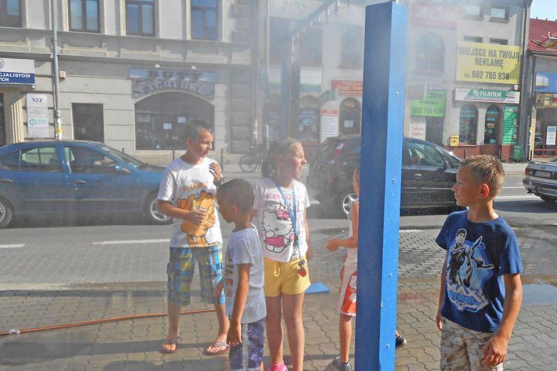 Kurtyny sprawiają dużo radości najmłodszym mieszkańcom Jarosławia”.<br/>fot.Bogusława Pajda